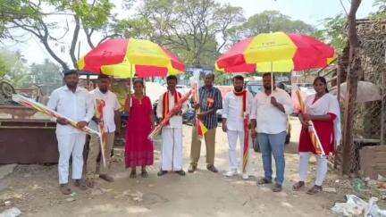 பல்லாவரம்: பல்லாவரம் மார்க்கெட் பகுதியில் தமிழக வெற்றிக் கழகம் சார்பில் சாலையோர வியாபாரிகளுக்கு நிழல் குடை