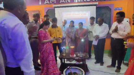 ಅಳ್ನಾವರ: ಅಂಬೋಳ್ಳಿ ಗ್ರಾಮದ ಅಂಗನವಾಡಿ ಕೇಂದ್ರಕ್ಕೆ ಜಿಲ್ಲಾಧಿಕಾರಿ ದಿವ್ಯಪ್ರಭು ಭೇಟಿ, ಪರಿಶೀಲನೆ