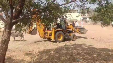 ಮುದ್ದೇಬಿಹಾಳ: ಪಟ್ಟಣದಲ್ಲಿ ಸಾರ್ವಜನಿಕರಿಗೆ, ವಾಹನಗಳಿಗೆ ಇರಿಯುತ್ತ ಪುಂಡಾಟ ಮಾಡುತ್ತಿದ್ದ ಎಮ್ಮೆಯ ಸೆರೆ