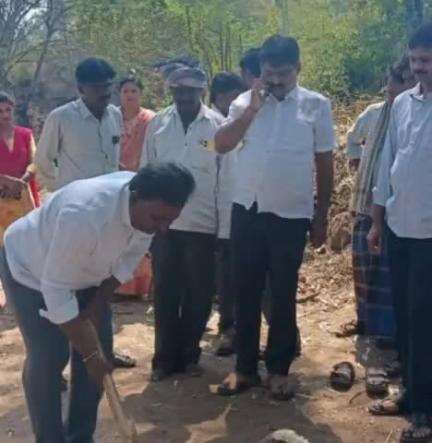 ಕಿತ್ತೂರು: ಮೇಕಲಮರ್ಡಿ ಗ್ರಾಮದಲ್ಲಿ ರಸ್ತೆ ನಿರ್ಮಾಣ ಕಾಮಗಾರಿ ಶಾಸಕ ಬಾಬಾಸಾಹೇಬ ಪಾಟೀಲ ಚಾಲನೆ