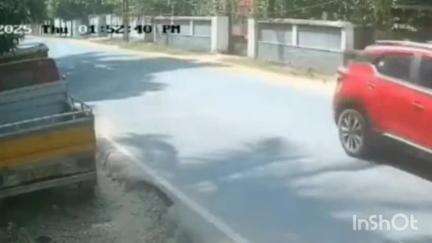 പൊന്നാനി: കൊണ്ടുകടവ് ജങ്ഷനിൽ ഗ്രാമം സ്റ്റോപ്പിന് സമീപം നിയന്ത്രണം വിട്ട ബൈക്ക് മറിഞ്ഞ് രണ്ടു പേർക്ക് പരിക്കേറ്റു