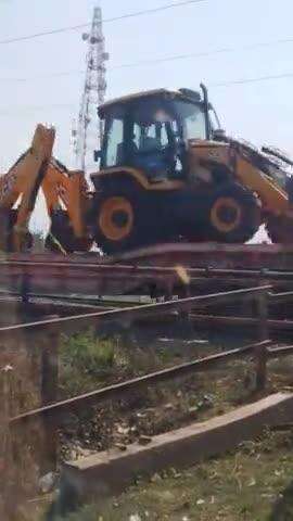 Jcb pitaunijhia dhanak Gaur se ja Raha tha