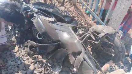 উলুবেড়িয়া ২: বাউরিয়া স্টেশন লেভেল ক্রসিং এ ট্রেনের সঙ্গে ধাক্কা বাইকের