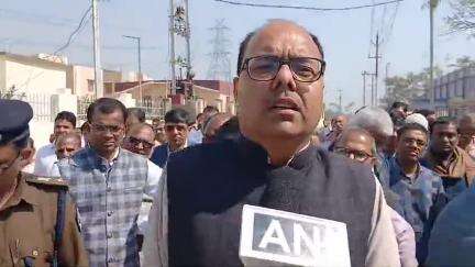 पटना के डीएम आज अपने निरीक्षण के दौरान बाढ़ अनुमंडल में किए जा रहे विकास कार्यों की जानकारी मीडिया को देते हुए।