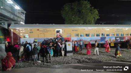 yah bheed ratri 1:00 baje Sasaram station se hai Kumbh mein jaane wali yatriyon ki bheed.