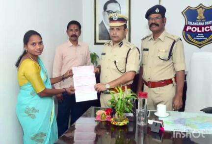 నర్సంపేట: నర్సంపేట పోలీస్ స్టేషన్లో పనిచేస్తున్న కానిస్టేబుల్ గత సంవత్సరం మరణించగా 7 లక్షల89 వేల రూపాయల చెక్కును పంపిణీ చేసిన సిపి