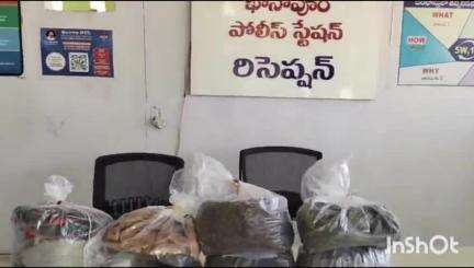 నర్సంపేట: వాహనాల తనిఖీల్లో భాగంగా తొమ్మిది కేజీల ఎండు గంజాయిని తరలిస్తున్న ముగ్గురు వ్యక్తులను పట్టుకున్నారు ఖానాపూర్ పోలీసులు