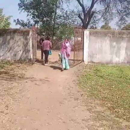ग्राम धनगवां पश्चिमी के पटपरिहा टोला के प्राथमिक विद्यालय के शिक्षक व प्रचार्य की मनमानी