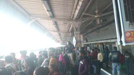 orai station me kumbh mela jane ke liye shradhaluon ki Bheed umdi