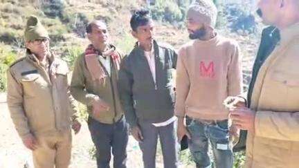रिखणीखाल: रिखणीखाल पुलिस ने बाहरी लोगों की पहचान के लिए वृहद स्तर पर चलाया सत्यापन अभियान