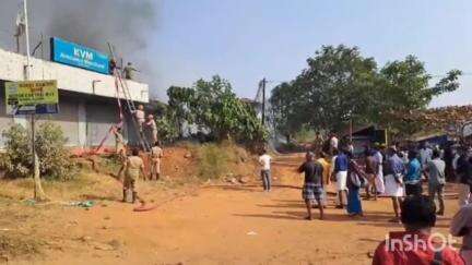 പൊന്നാനി: ചങ്ങരംകുളം ഹൈവേ ജങ്ഷനിലെ ഓടിട്ട കെട്ടിടത്തിന് തീപിടിച്ചു, ഫയർഫോഴ്സെത്തി തീയണച്ചു