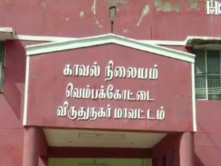 வெம்பக்கோட்டை: விஜயகரிசல்குளம் தாயில்பட்டி கலைஞர் காலனி பகுதியில் அரசு அனுமதி இல்லாமல் பட்டாசு தயாரித்த மூன்று பேர் கைது பட்டாசுகள் பறிமுதல்