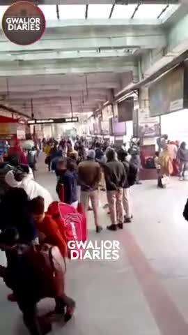 ग्वालियर रेलवे स्टेशन पर सीढ़ियों से गिरकर बुजुर्ग यात्री का पैर टूटा... #railway