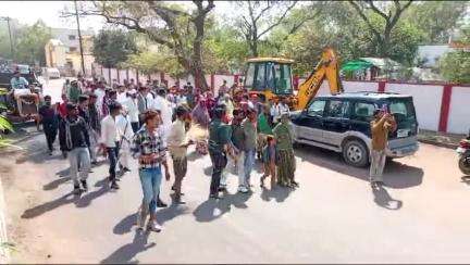 कानीखेडी़ में प्रशासन के द्वारा जो किसानों के मकान और फसले उजाड़ी गई हैं विरोध में धरना प्रदर्शन