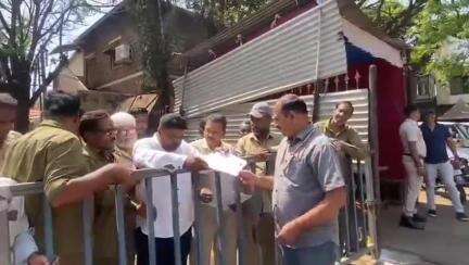 ರಾಮದುರ್ಗ: ಆಟೋ ಚಾಲಕರ ಮೇಲಿನ ಅಪಪ್ರಚಾರ ನಿಲ್ಲಿಸುವಂತೆ ನಗರದಲ್ಲಿ ಆಟೋ ರಿಕ್ಷಾ ಮಾಲೀಕರು, ಡ್ರೈವರ್ಸ್ ಸಂಘ ಪ್ರತಿಭಟನೆ