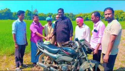 చొప్పదండి: మండల కేంద్రంలో పచ్చటి పొలాల మధ్య రైతులతో KCR పుట్టినరోజు వేడుకలు, నిర్వహించిన మార్కెట్ కమిటీ మాజీ వైస్ చైర్మన్ మాజీ MPTC