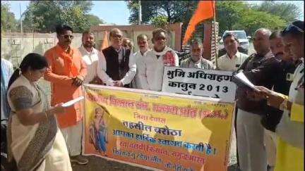देवास: बरोठा में किसानों ने अपनी विभिन्न मांगों को लेकर ज्ञापन सौंपा