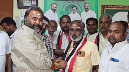 மடத்துக்குளம்: மடத்துக்குளம் அதிமுக அலுவலகத்தில் திமுகவினர் எம்எல்ஏ முன்னிலையில் அதிமுகவில் இணைந்து கொண்டனர்
