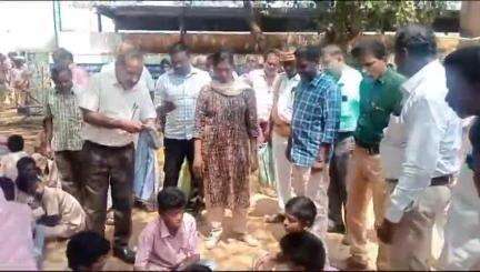 குளத்தூர்: திறந்தவெளியில் மதிய உணவு உட்கொண்ட மாணவர்கள் அதிகாரிகள் மற்றும் தலைமை ஆசிரியருக்கு கடும் எச்சரிக்கை விடுத்த ஆட்சியர் அண்டகுளம் ஊ.ஒ.தொ. பள்ளியில்