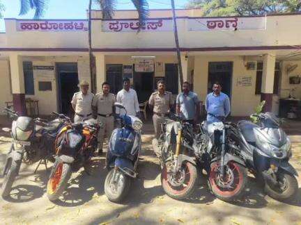 ಹಾರೋಹಳ್ಳಿ: ದ್ವಿಚಕ್ರ ವಾಹನ ಕಳ್ಳತನ ಮಾಡುತ್ತಿದ್ದ ಆರೋಪಿ ಬಂಧಿಸಿದ ಹಾರೋಹಳ್ಳಿ ಠಾಣೆ ಪೊಲೀಸರು, ₹5 ಲಕ್ಷ ಮೌಲ್ಯದ ಬೈಕ್‌ಗಳು ವಶ