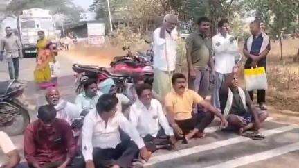 నూతనకల్: నీళ్ల కోసం నూతనకల్ రైతులు ఎర్రపహాడ్ ఎక్స్ రోడ్ వద్ద రోడ్డుపై బైఠాయించి ధర్నా