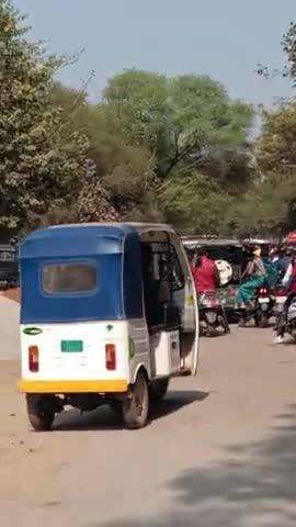 कटनी साउथ का ये रोज का हाल है न grp न rpf किसी को कोई लेना देना नहीं है  रिक्शा वाले रोज घंटे  जाम लगा लगा कर रखते हैं