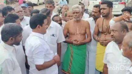 வலங்கைமான்: வலங்கைமான் பேரூராட்சியில் 40 லட்ச ரூபாய் மதிப்பில் கட்டப்பட உள்ள பயணியர் நிழலகம் அமைய உள்ள இடத்தை முன்னாள் அமைச்சர் காமராஜ் பார்வையிட்டார்