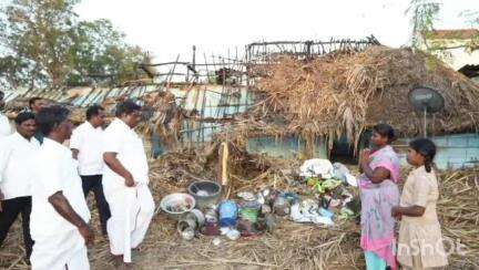 செந்துறை: நல்லநாயகபுரம் கிராமத்தில் தீ விபத்தினால் பாதிக்கபட்டவர்களின் குடும்பத்தினருக்கு ஆறுதல் கூறிய அமைச்சர்