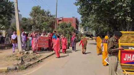 झज्जर: झज्जर लघु सचिवालय में आंगनवाड़ी वर्कर यूनियन ने हरियाणा सरकार के खिलाफ विरोध प्रदर्शन किया, नारेबाजी की