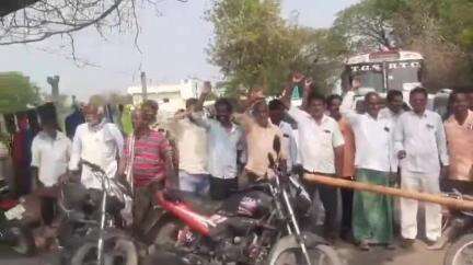 నూతనకల్: ఎర్ర పహాడ్ క్రాస్ రోడ్ వద్ద పంటలకు గోదావరి జలాలు అందించాలని రహదారిపై రైతులు రాస్తారోకో