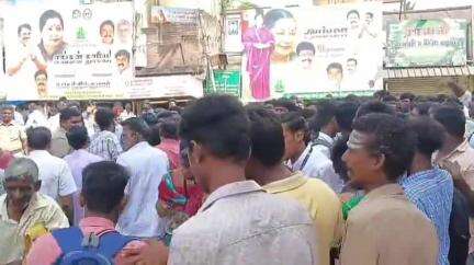 திருவையாறு: சாப்பாட்டில் கிடந்த கரப்பான் பூச்சி புழு பீடி துண்டு -பொங்கி எழுந்த மாணவர்கள் பேருந்து நிலையம் அருகே ஆர்ப்பாட்டம்