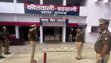 सासनी: अपर पुलिस अधीक्षक ने कोतवाली सासनी का वार्षिक निरीक्षण किया, अभिलेख/रजिस्टर चेक कर संबंधित को दिए आवश्यक दिशा-निर्देश