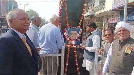 डीग: पुरानी अनाज मंडी डीग में स्थित शहीद स्थल पर पूर्व विधायक राजा मानसिंह की पुण्यतिथि पर लोगों ने श्रद्धांजलि अर्पित की