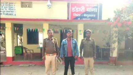 डंडारी: डंडारी पुलिस ने पूर्व से दर्ज शराब मामले में फरार अभियुक्त को बलिया थाने से गिरफ्तार किया