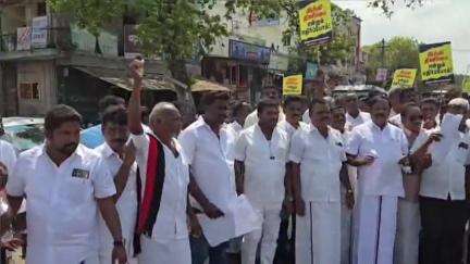 செய்யாறு: பெரியார் சிலை முன்பிருந்து திமுக சார்பில் இந்தி திணிப்பு துண்டு பிரசுரம் விநியோகம்