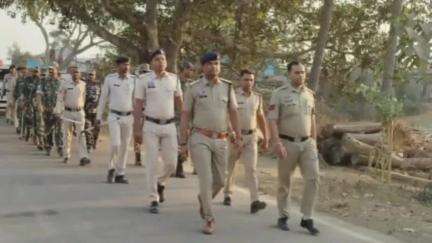 गुण्डरदेही: आगामी चुनाव को देखते हुए गुण्डरदेही पुलिस ने क्षेत्र में शांति व्यवस्था बनाए रखने के लिए निकाला फ्लैग मार्च