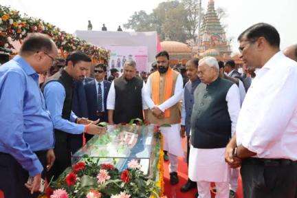 माननीय मुख्यमंत्री द्वारा प्रगति यात्रा के दौरान उमानाथ मंदिर परिसर, बाढ़ में प्रस्तावित नागरिक सुविधाओं के विकास यथा धर्मशाला, विवाह मंडप, सीढ़ी घाट, रिवर फ्रंट, सतीघाट पर विद्युत शवदाहगृह निर्माण इत्यादि हेतु स्थल निरीक्षण किया गया।