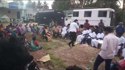 ஆலங்குடி: குப்பகுடியில் சொந்த இடத்தில் வைக்கப்பட்டுள்ள அம்பேத்கர் சிலையை அப்புறப்படுத்த போலீஸ் குவிப்பு VCK வினரும் குவிந்ததால் பரபரப்பு