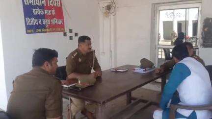 हाथरस: सदर कोतवाली पर शनिवार को समाधान दिवस का आयोजन किया गया, पुलिस व राजस्व विभाग की टीम सुनवाई के दौरान रही मौजूद