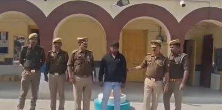 मऊ: दोहरीघाट पुलिस ने 25,000 रुपये का ईनामिया शातिर जालसाज अभियुक्त किया गिरफ्तार