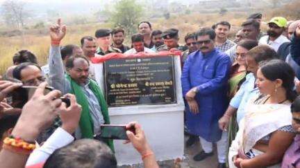 गोमिया: गोमिया डिग्री कॉलेज के पास इंटेक वेल निर्माण कार्य का मंत्री ने किया शिलान्यास