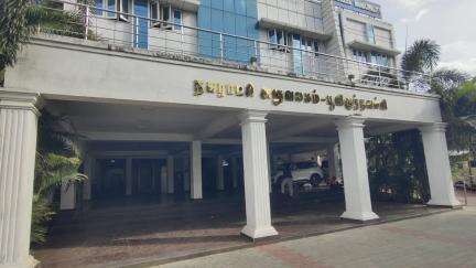 பூவிருந்தவல்லி: பூந்தமல்லி நகராட்சி 18 வது வார்டில் குப்பையை கொண்டு சாலையை மூடியதால் பொதுமக்கள் அதிர்ச்சி அடைந்துள்ளனர்.