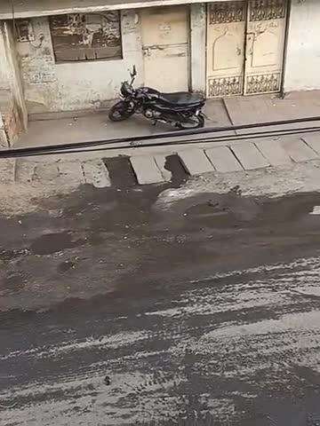 road mein बड़े-बड़े gaddhe Pani Bah raha hai gaytri Mandir road morwa ward number 8