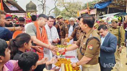 नजीबाबाद: कावड़ यात्रा के चलते मोटा महादेव मंदिर पर अपर पुलिस अधीक्षक नगर ने श्रद्धालुओं से की वार्ता