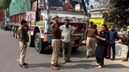 नवाबगंज: शहर के निकट हाइवे पर बे-ढंग खड़े वाहनों पर एआरटीओं ने की कार्रवाई, 12 चालान किए गए, ब्लैक स्पॉट्स का किया निरीक्षण