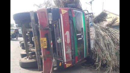 बड़ौत: बड़ौत-बुढ़ाना मार्ग पर दाहा में गन्ने से भरा ट्रक पलटने से ई-रिक्शा चालक दबा, अस्पताल में भर्ती कराया गया