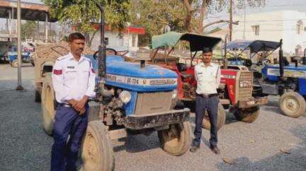 सिंगरौली: यातायात पुलिस ने अवैध रूप से पत्थर/बोल्डर परिवहन करते हुए ट्रेक्टर ट्राली को बैढ़न से किया ज़ब्त