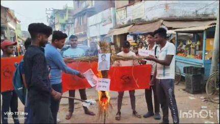 कर्माटांड /विद्यासागर: मैट्रिक परीक्षा प्रश्नपत्र लीक मामले में कर्माटांड़ में विद्यार्थी परिषद ने मुख्यमंत्री का पुतला फूंका