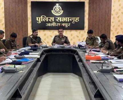 अलीराजपुर: जिले में पुलिस अधीक्षक राजेश व्यास ने क्राइम मीटिंग में पुलिस अधिकारियों को बीट प्रणाली का पाठ पढ़ाया