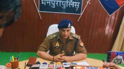 वाहन चोर गैंग का पुलिस ने किया खुलासा भारी संख्या में वाहन बरामद जानकारी देते पुलिस अधीक्षक गणेश प्रसाद